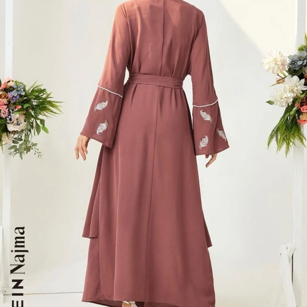 SHEIN Najma Leaf Embroidery Pearl
Beaded Belted Abaya - Picture 4 of 4